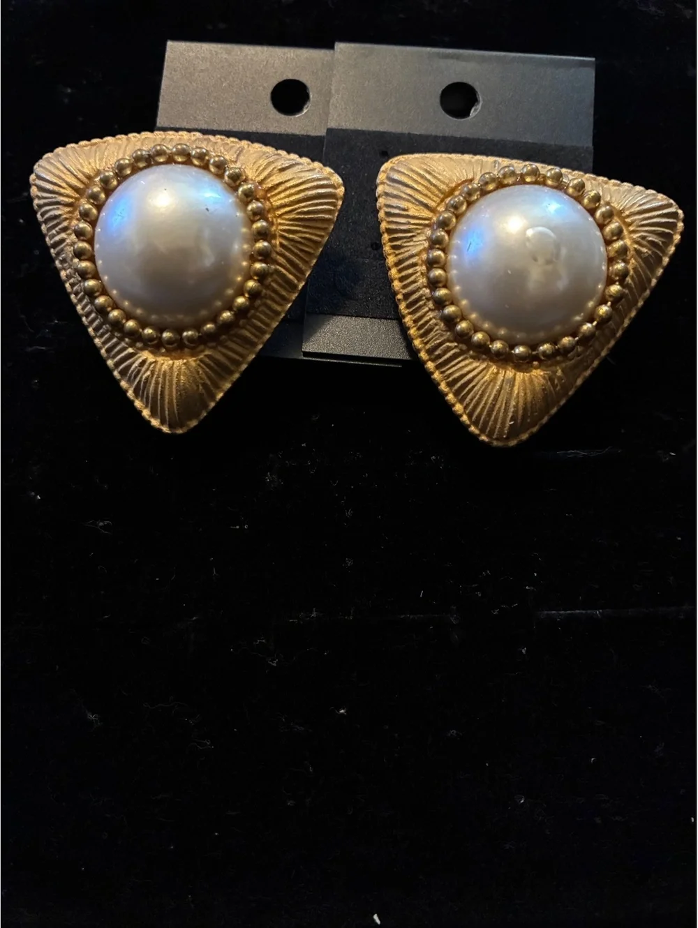 1980s Matte Gold Textured Triangular Shield Earrings Large Mabe Faux Pearl Studs